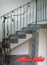 Schody - kwiaty kute na balustradzie