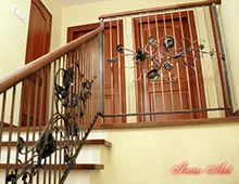 Kwiaty i liście kute na balustradzie