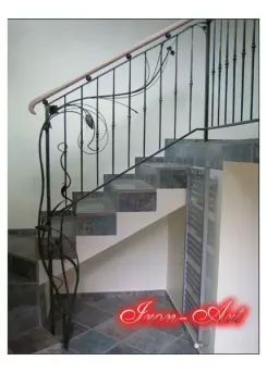 Schody - kwiaty kute na balustradzie