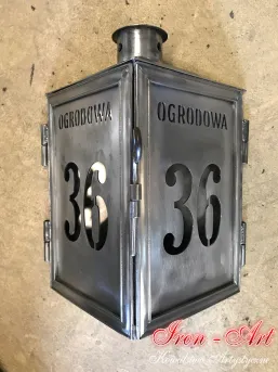 Rekonstrukcja podświetlanego świeczką numeru ulicznego 
